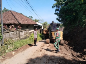 Sigap Hadir, Babinsa Koramil 1616-01/Gianyar Amankan Evakuasi Material Longsor
