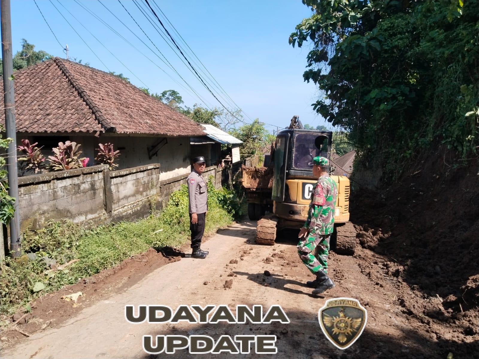 Sigap Hadir, Babinsa Koramil 1616-01/Gianyar Amankan Evakuasi Material Longsor