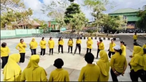 Ketua Persit Kodim 1627 Rote Ndao Pimpin Olahraga Bersama dan Serahkan Hadiah 17 Agustus