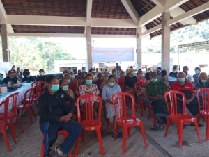 Babinsa Desa Peringsari pantau kegiatan pemeriksaan kesehatan dan pengobatan gratis.