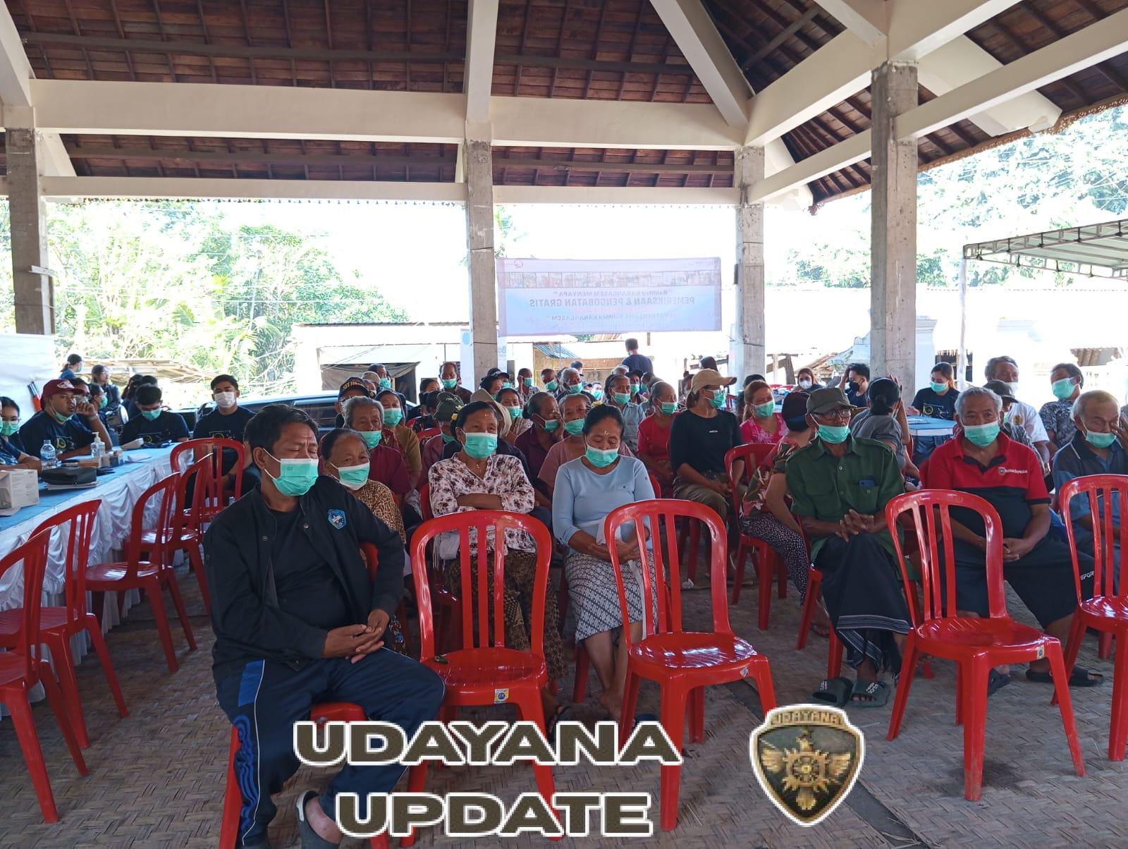 Babinsa Desa Peringsari pantau kegiatan pemeriksaan kesehatan dan pengobatan gratis.