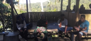 Tingkatkan Kemanunggalan TNI dan Rakyat, Babinsa Kodim 1602/Ende Gelar Komsos