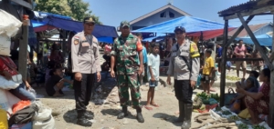 Kehadiran Babinsa Wujudkan Rasa Aman di Pasar Mingguan