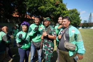 Aksi Damai di Makorem 163/WSA, TNI dan Ojol Bali Teguhkan Persatuan