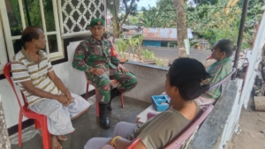 Pantau Situasi Wilayah, Babinsa Ende Gelar Monitoring dan Komsos di Manulondo