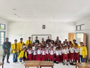 Satgas Pos Auren Bersama Mahasiswa KKN Kerjasama Berikan Materi Wawasan Kebangsaan di SD Inpres Auren