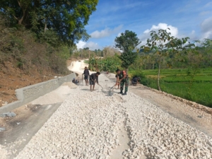 TNI Bersama Masyarakat Wujudkan Infrastruktur Jalan di Desa Rewarara