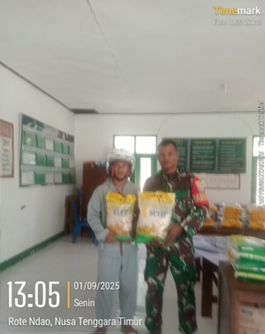 Gerakan Pangan Murah di Rote Barat Daya, Babinsa Pastikan Stok Beras SPHP Tersalur ke Masyarakat