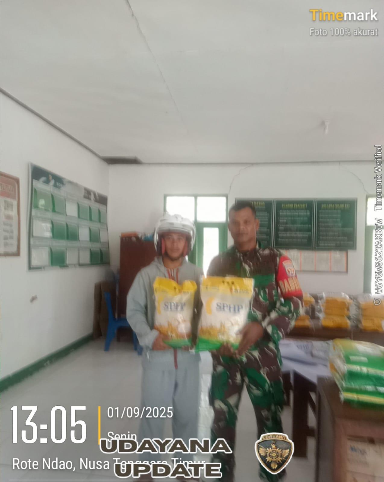 Gerakan Pangan Murah di Rote Barat Daya, Babinsa Pastikan Stok Beras SPHP Tersalur ke Masyarakat