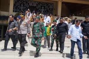 Danrem 161/Wira Sakti Brigjen TNI Hendro Cahyono Dampingi Gubernur NTT Temui Mahasiswa di DPRD