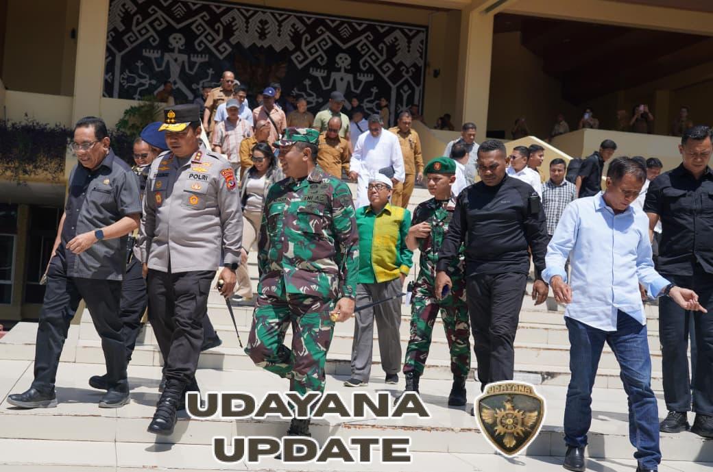 Danrem 161/Wira Sakti Brigjen TNI Hendro Cahyono Dampingi Gubernur NTT Temui Mahasiswa di DPRD