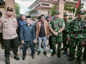 Dandim 1614/Dompu Turun Langsung Dampingi Forkopimda Kawal Aksi AMRD