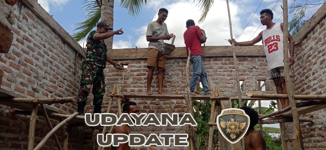 Babinsa Kecamatan Pantar Perkuat Komsos Lewat Kegiatan Bantu Pembangunan Rumah