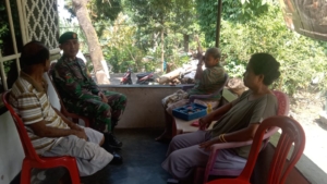 Babinsa Ramil 1602-01/Ende Gelar Komsos dan Monitoring Wilayah di Desa Manulondo