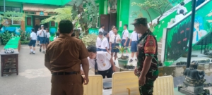 Wujud Kepedulian, Babinsa Tembuku Dukung Penyaluran Makanan Bergizi Gratis Bagi Siswa