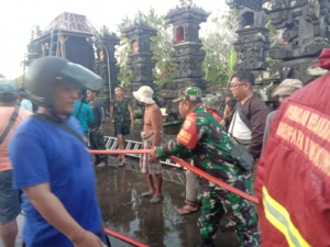 Aparat Gabungan Bersama Warga Berhasil Padamkan Kebakaran Meru Tumpang Lima Di Pura Penataran Pande Meranggi