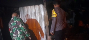 Kandang Bebek Terbakar Di Lepang Kangin, Babinsa Takmung Turun Langsung Gelar Penanganan