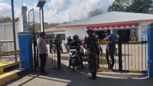 Babinsa Koramil Pantai Baru Amankan Keberangkatan Kapal Garda Maritim 3 di Pelabuhan ASDP