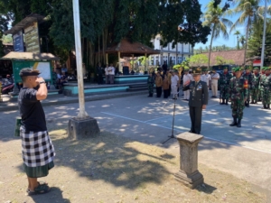 Upacara pemakaman militer alm. Serma purnawirawan I Nengah Djirna dipimpin Kasdim 1623/Karangasem.