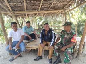 Kodim 1602/Ende: Babinsa Bersama Warga Pantau Kondisi Wilayah Binaan di Nangapanda