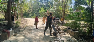 Cegah Longsor, Babinsa Kodim 1621 TTS Gotong Royong Bangun TPT (Tembok Penahan Tanah)