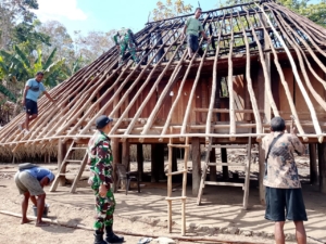 Peduli Masyarakat Binaan, Satgas Pos Lookeu Turut Bantu Pembangunan Rumah Adat