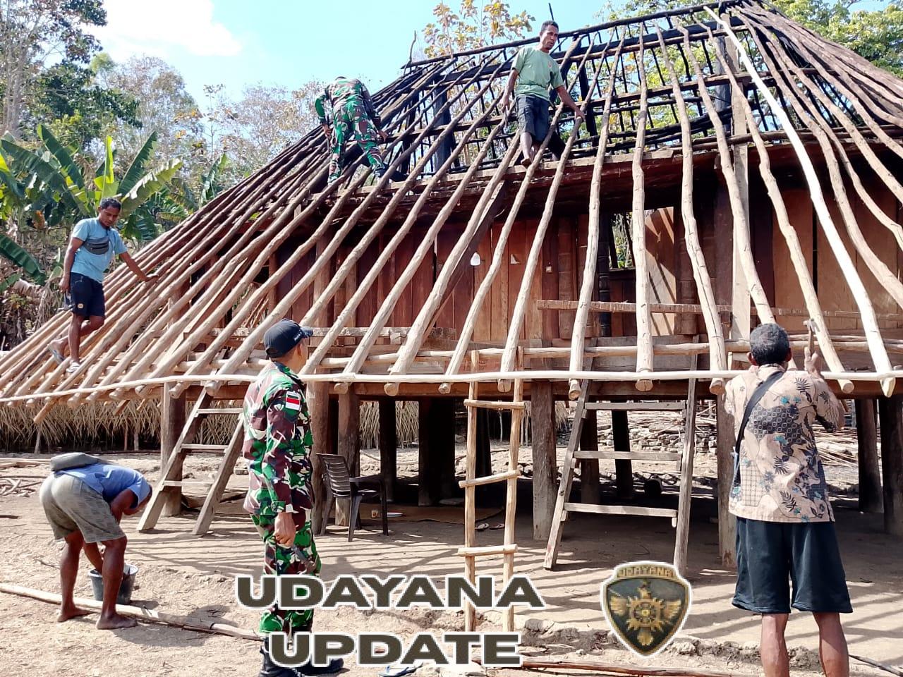 Peduli Masyarakat Binaan, Satgas Pos Lookeu Turut Bantu Pembangunan Rumah Adat