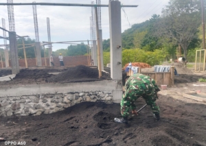 Wujud Kemanunggalan TNI-Rakyat, Babinsa Bantu Pengerjaan Infrastruktur Desa Watukamba