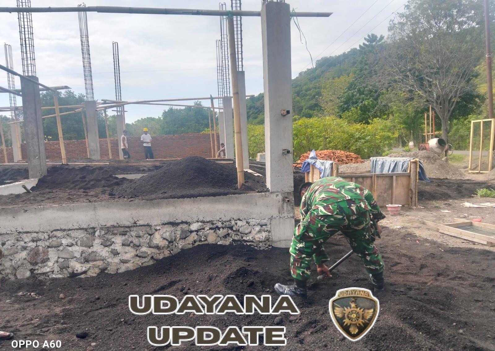 Wujud Kemanunggalan TNI-Rakyat, Babinsa Bantu Pengerjaan Infrastruktur Desa Watukamba