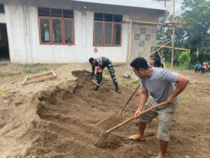 Peduli lingkungan Babinsa ajak warga memratakan tanah di samping gereja