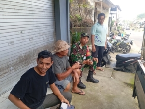 Wujudkan Keharmonisan, Babinsa Yangapi Komunikasi Sosial dengan Warga Metra Tengah