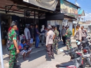 Babinsa Pratu Oldwin Nabunome Pimpin Patroli Bersama Personil Koramil dan Polri di Wilayah Kerja