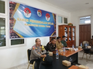 Sinergi TNI dan Pemerintah Daerah: Dandim Sumba Timur Hadiri Vicon Pengendalian Inflasi 2025