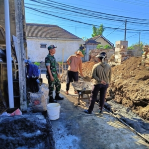 Wujud Kepedulian TNI, Babinsa Tegal Tugu Turun Tangan Bantu Tukang Bangunan