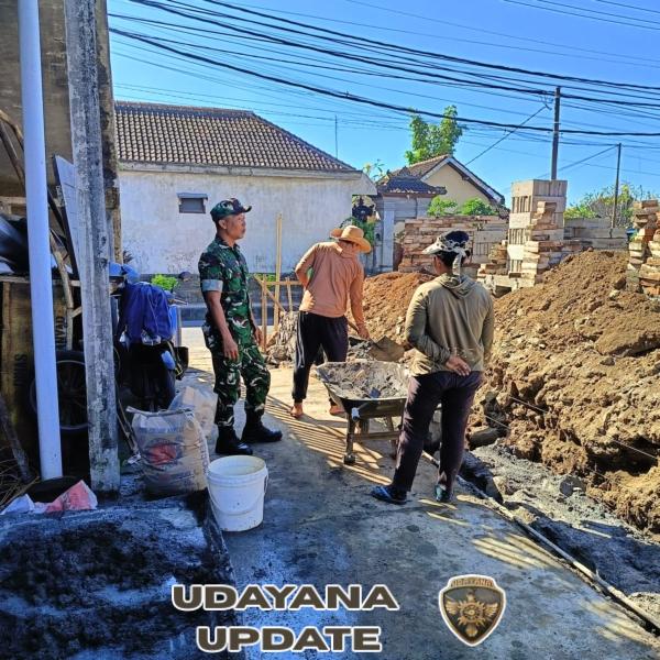 Wujud Kepedulian TNI, Babinsa Tegal Tugu Turun Tangan Bantu Tukang Bangunan