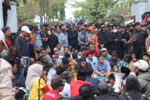 Nuansa Humanis: Forkopimda dan DPRD Sumbawa Duduk Bersila Terima Massa Aksi