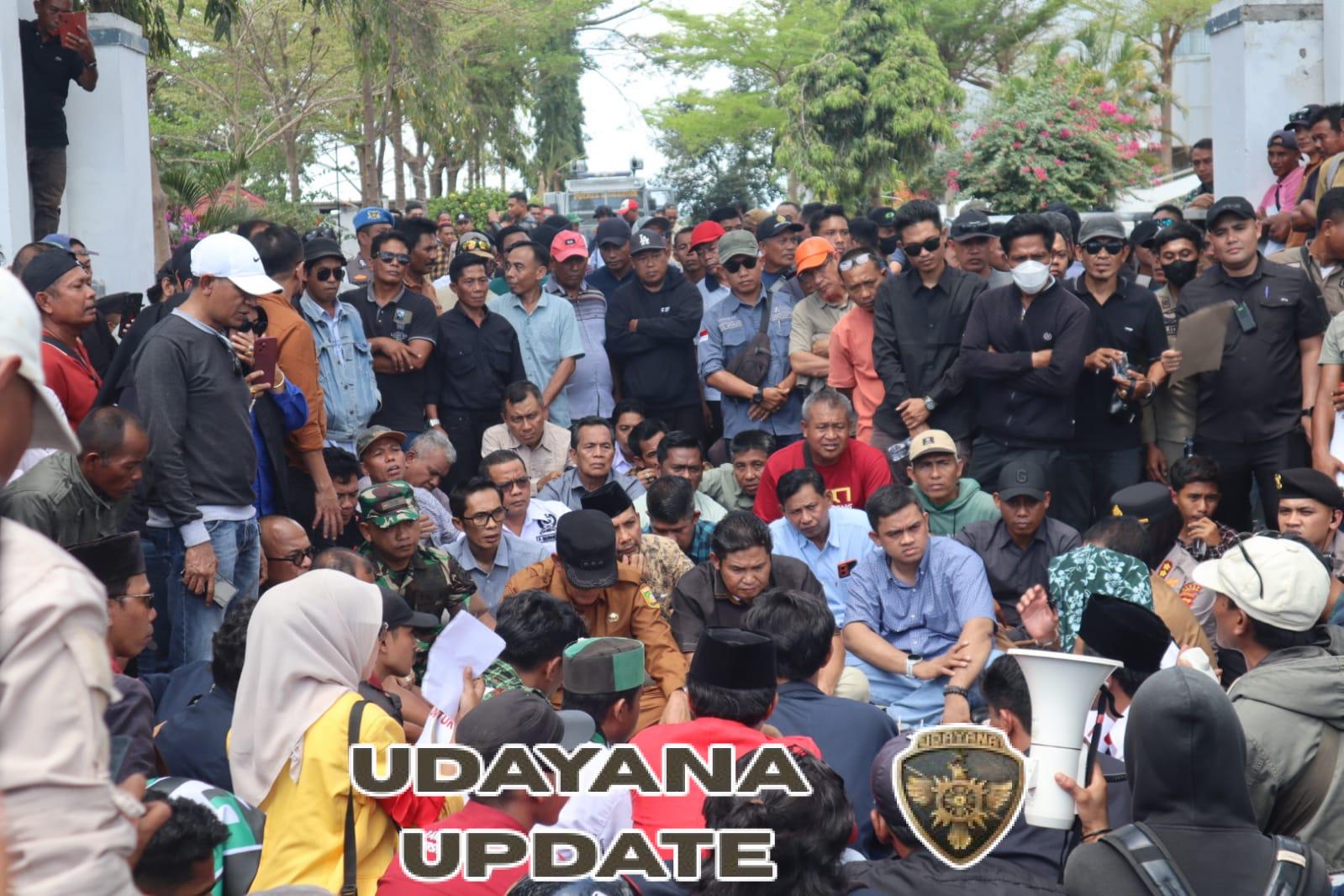 Nuansa Humanis: Forkopimda dan DPRD Sumbawa Duduk Bersila Terima Massa Aksi