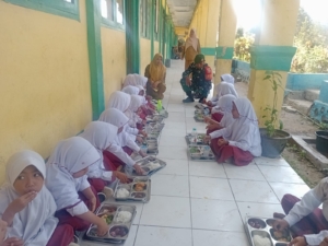 TNI Dampingi Pembagian 6.435 Paket Makan Bergizi Gratis di Lambu dan Sape