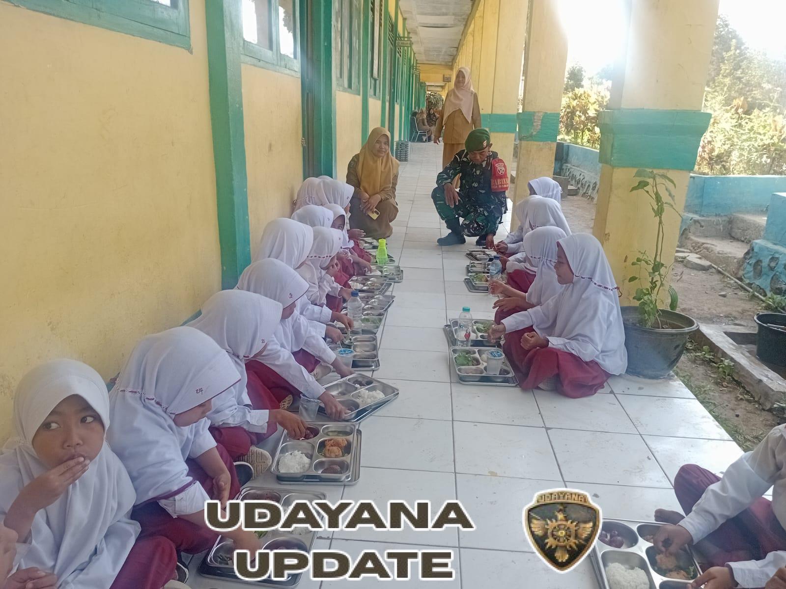 TNI Dampingi Pembagian 6.435 Paket Makan Bergizi Gratis di Lambu dan Sape