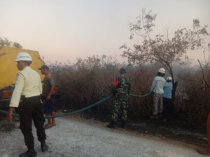 Babinsa dan Aparat Gabungan Padamkan Kebakaran Hutan Bolok