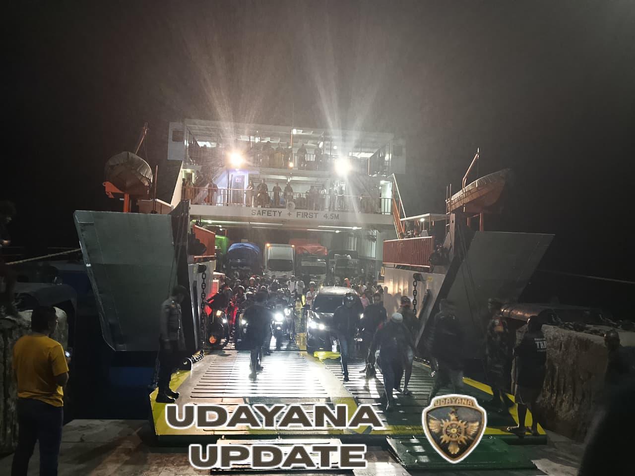 Babinsa Koramil 1627-02/PB Amankan Bongkar Muatan Kapal Feri KM Garda Maritim 3