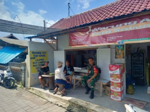 Pantau Bangsit Wilayah, Babinsa Jumpai Ajak Warga Jangan Mudah Terhasut Informasi Dan isu Tidak benar