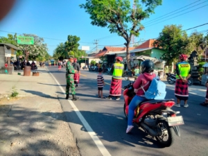 Babinsa dan Warga Hadir Mengantar Jenazah Ibu dan Anak Korban Laka Lantas di Desa Penyabangan