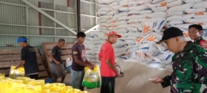 Turun Gunung, Danramil Banjarangkan Lakukan Pengawasan  Langsung Pengepakan Beras SPHP