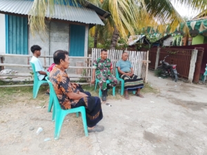 Kodim 1602/Ende: Babinsa Aktif Pantau Keamanan dan Beri Edukasi Kepada Warga