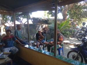 Tingkatkan Sinergi, Babinsa Koramil 1602-01/Ende Sambangi Warga Desa Raba