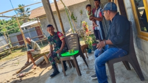 Sinergi TNI dan Warga: Babinsa Maurole Rutin Lakukan Komsos di Wilayah Binaan