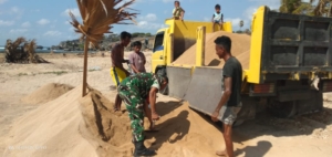 Babinsa Serda Roni Riberu Gotong Royong Bantu Warga di Desa Sonimanu