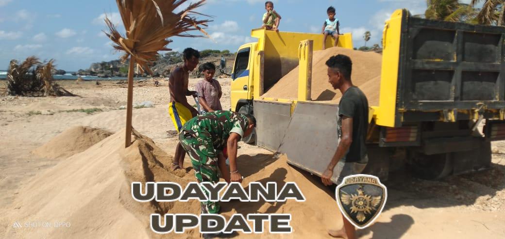 Babinsa Serda Roni Riberu Gotong Royong Bantu Warga di Desa Sonimanu