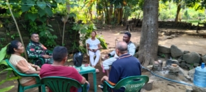 Meningkatkan Kesadaran Keamanan, Babinsa Koramil 1624-01/Larantuka Laksanakan Komsos dengan Masyarakat